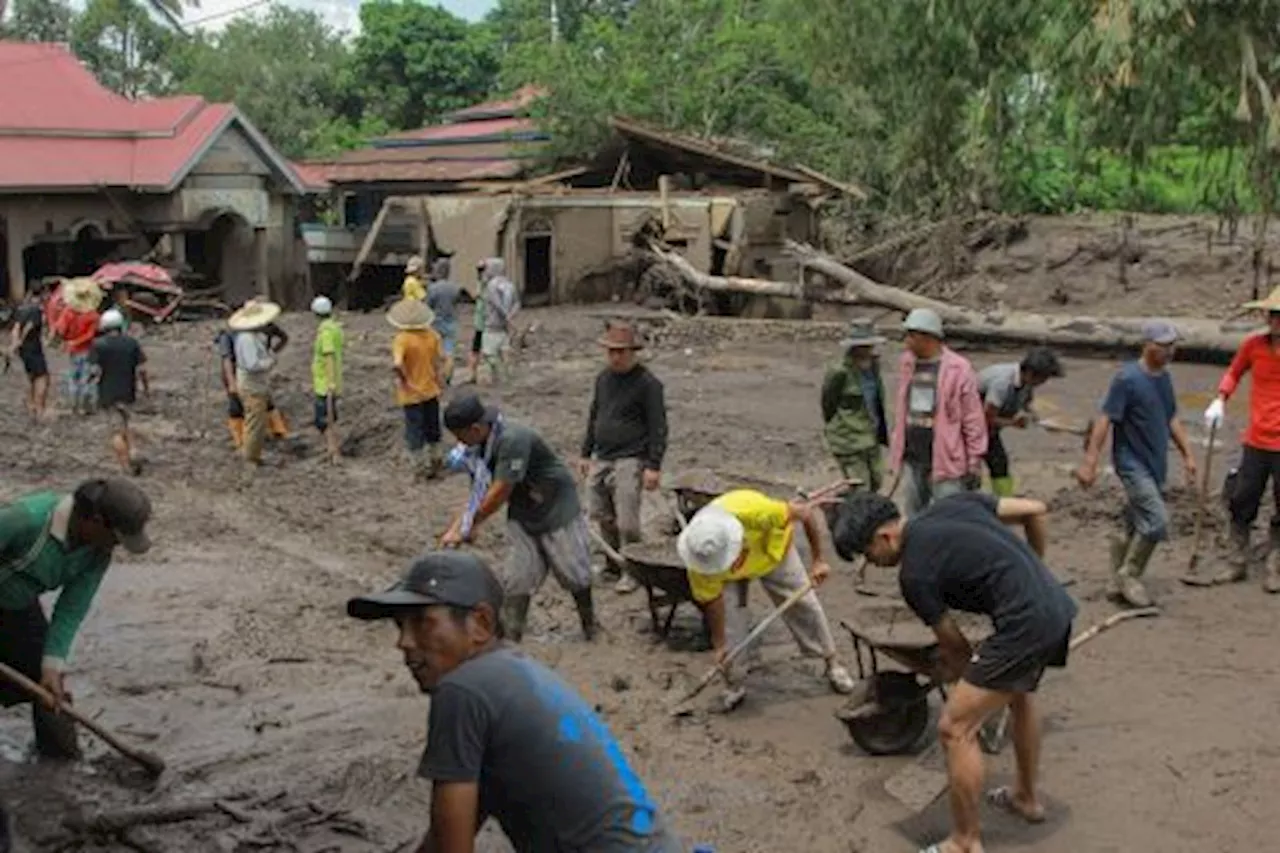 Pencarian Korban Banjir Lahar Dingin di Tanah Datar