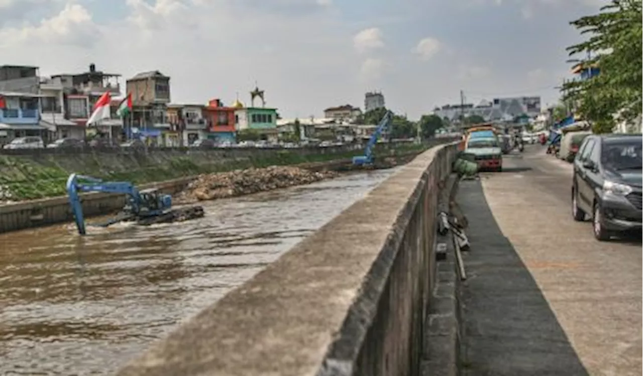 Pengerukan Endapan Lumpu Sungai Ciliwung