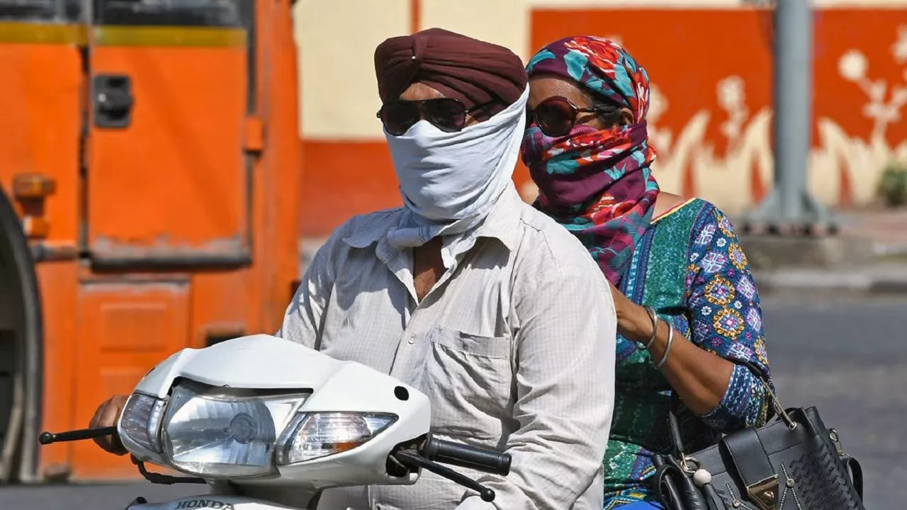 Weather Update: भीषण गर्मी से झुलस रहा दिल्ली-NCR, 44 डिग्री तक पहुंचेगा तापमान