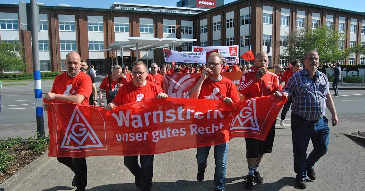 Streik bei Gütersloher Unternehmen Miele - 1.000 Beschäftigte demonstrieren vor Stammsitz