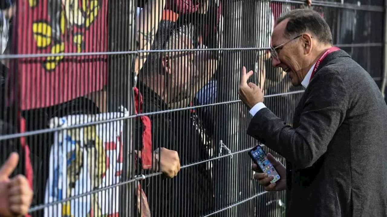 VIDÉO. John Textor conforte Pierre Sage comme entraîneur de l’OL... et l’embrasse