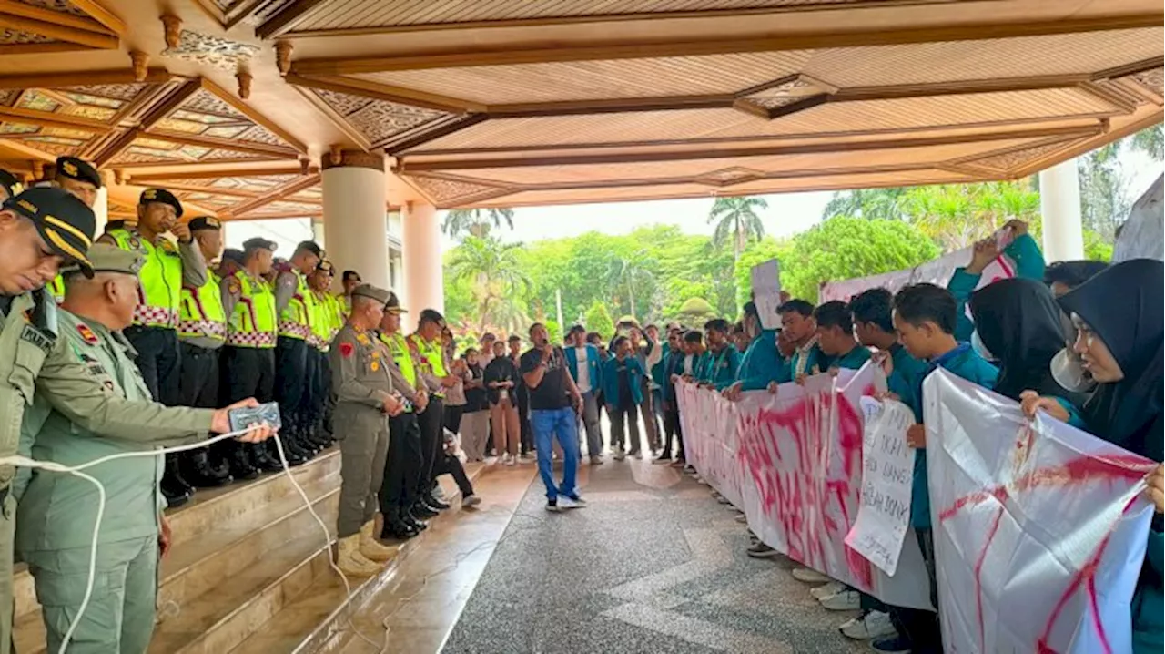 Dugaan Anggaran Proyek Fiktif Rp 15 Miliar di BRA, Mahasiswa Demo Pj Gubernur Aceh