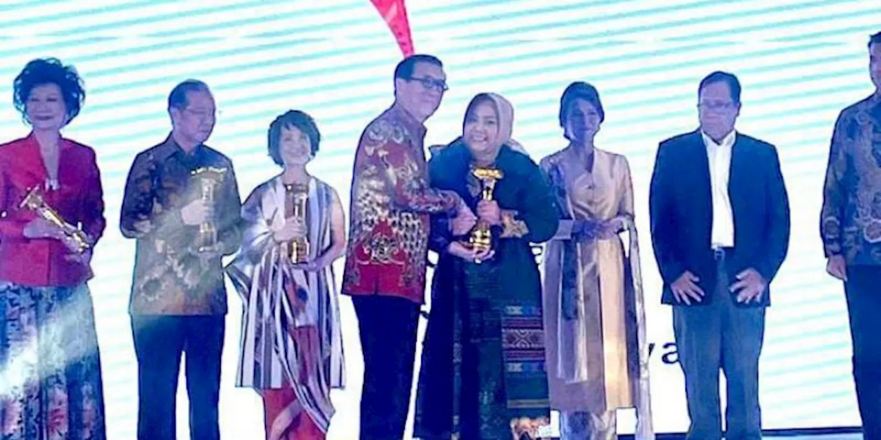 Pelopor Tenun Nusantara Anna Mariana Raih Nusantara Award 2024