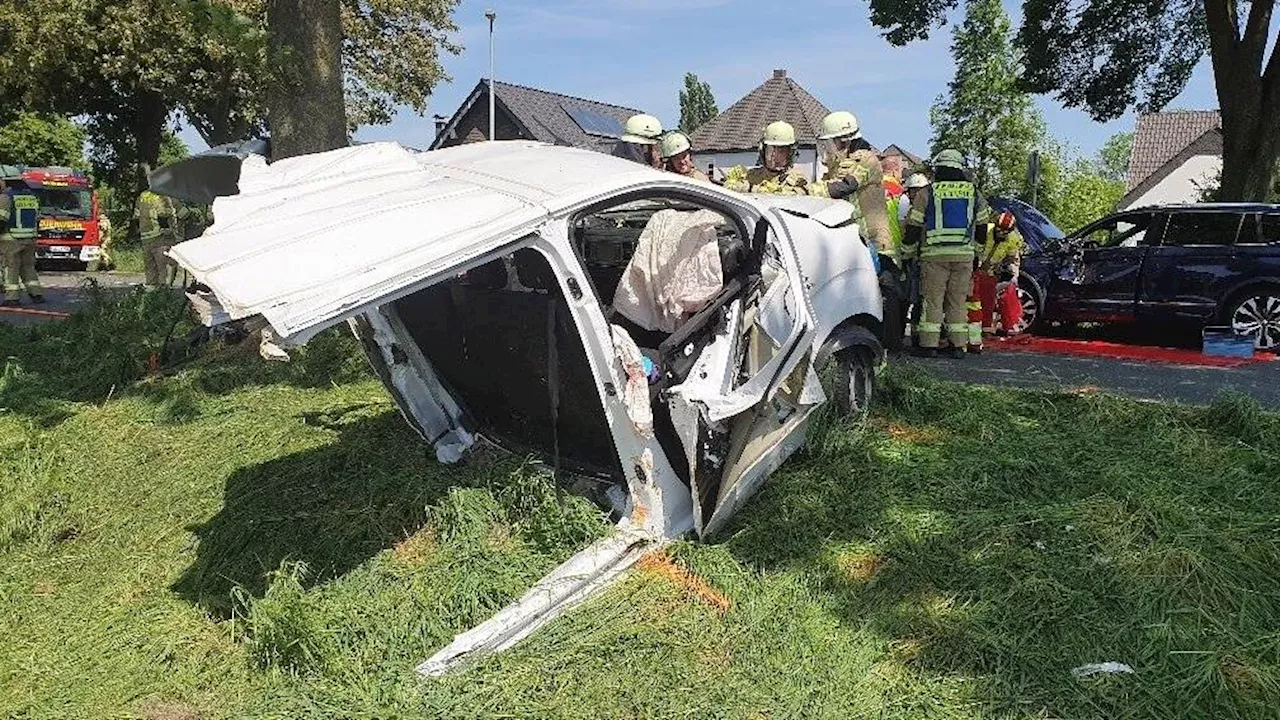 Kleve: 300-Kilo-Batterie von E-Auto herausgerissen – so reagiert die Feuerwehr​