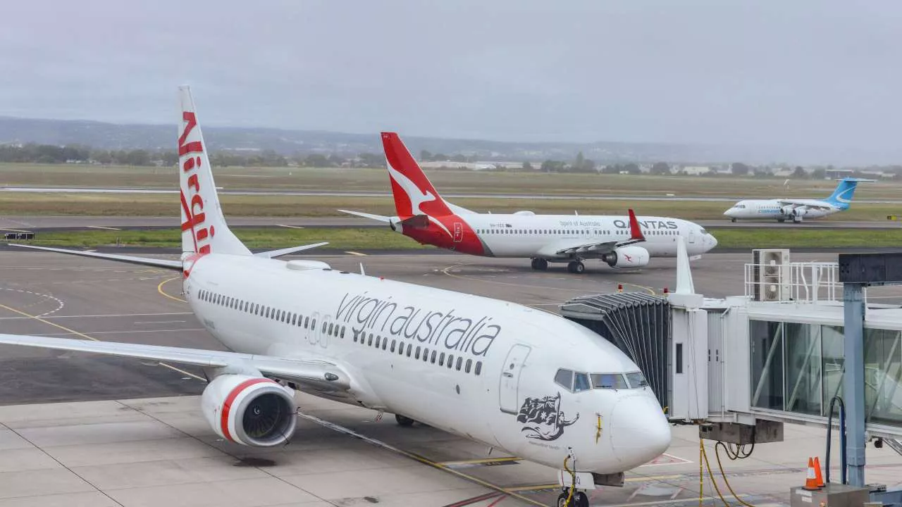 Battle of the skies heats up as Qantas, Virgin Australia announce sales