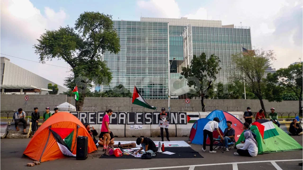 Aksi Bela Palestina, Massa Kemping di Depan Kedubes Amerika