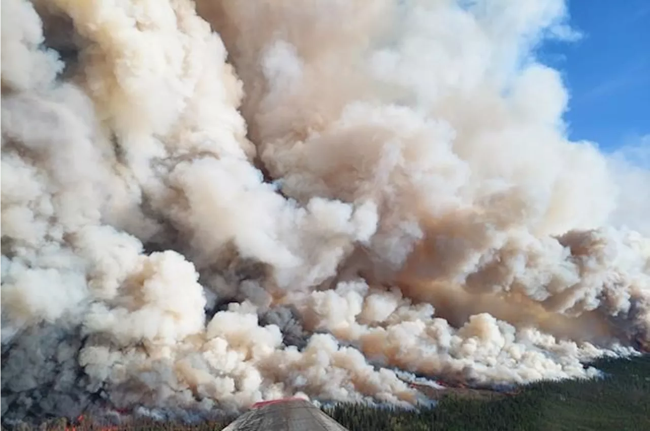 B.C. firefighters battle 'extreme fire behaviour' as blaze approaches town