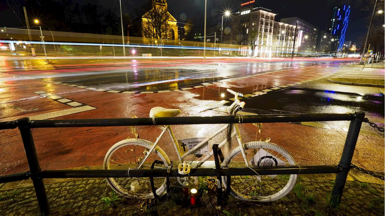 „14 Tote sind 14 zu viel“: ADFC erinnert mit Demonstration an getötete Radfahrer in Berlin