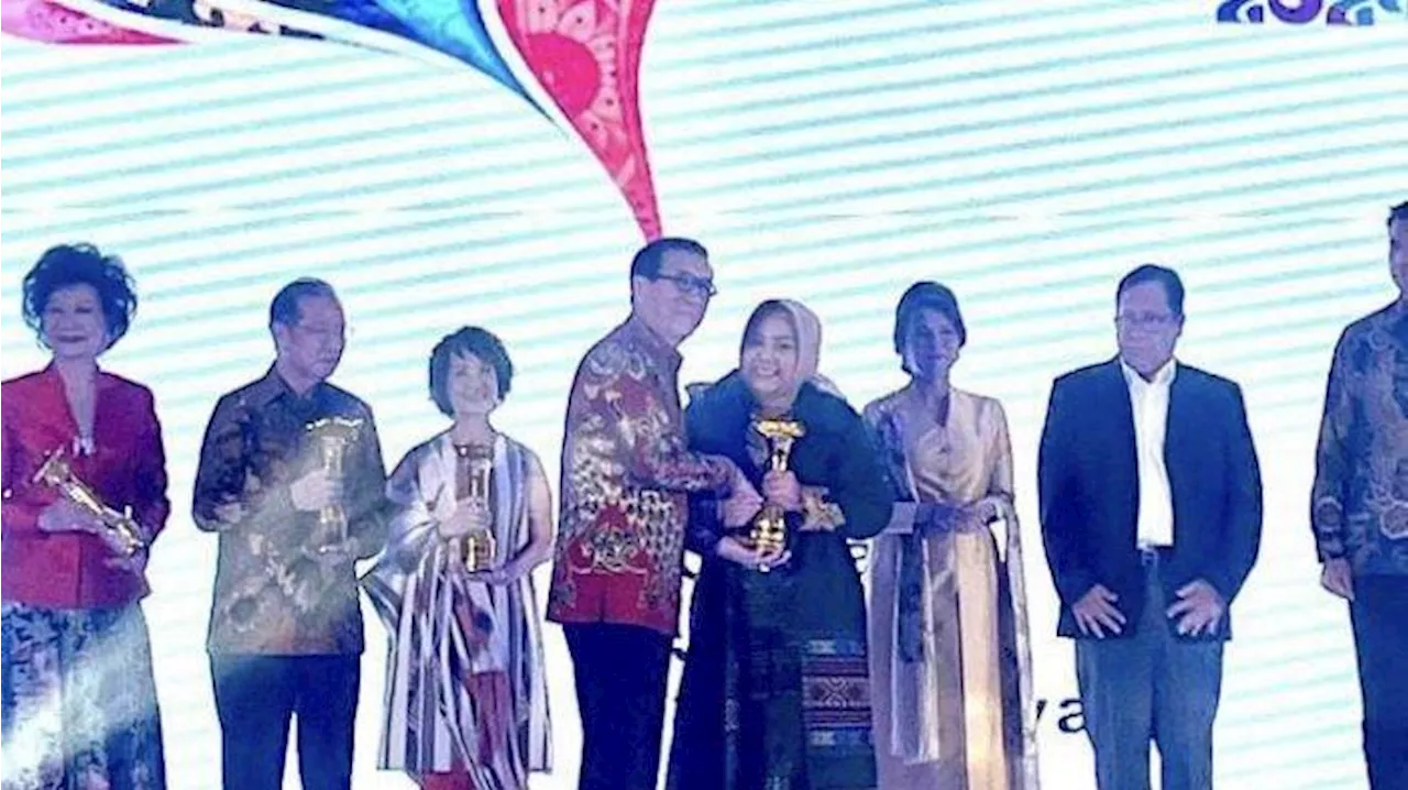 Menkumham Yasonna Laoly Serahkan Nusantara Award 2024 ke Prof Anna Mariana, Siapa Dia?