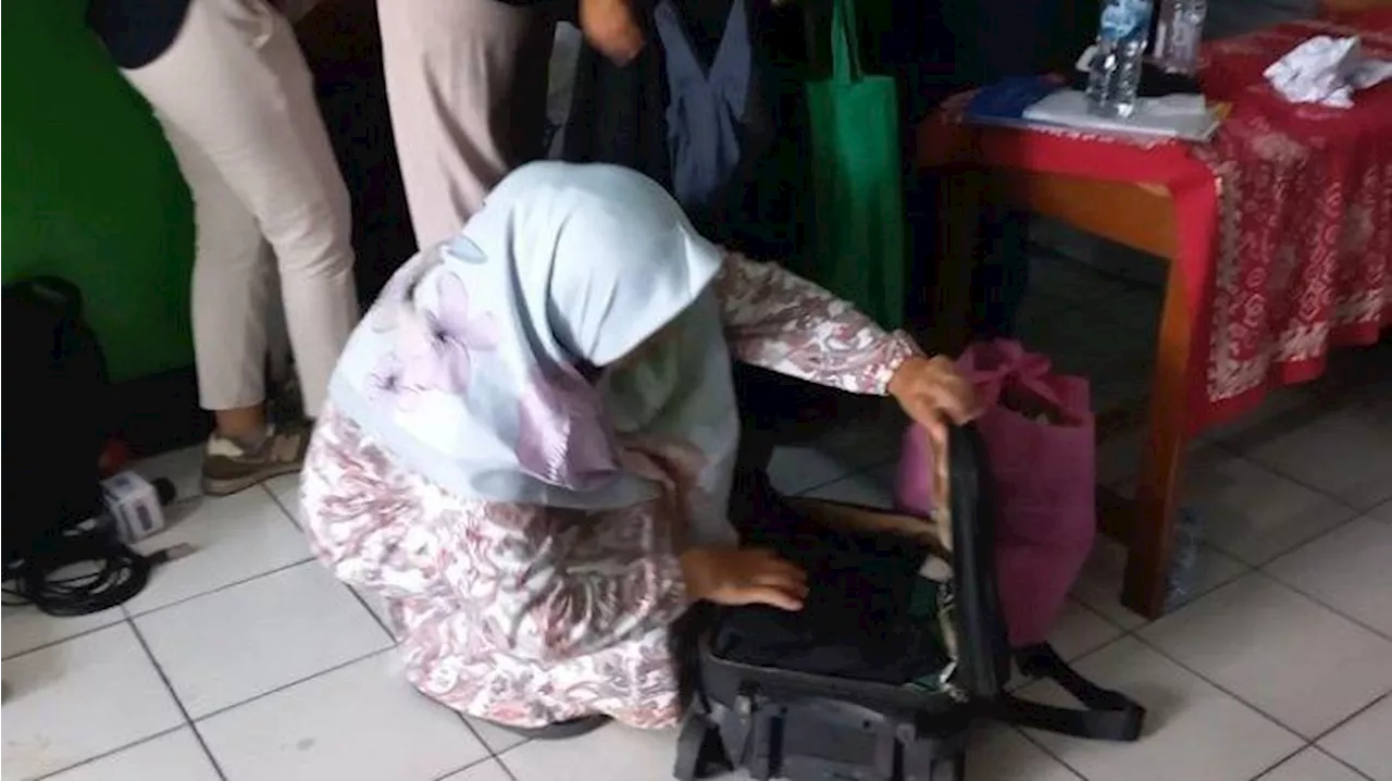 Saat Seorang Ibu Cari Barang Anaknya yang Tewas di Antara Ponsel Retak Hingga Jaket Terkoyak