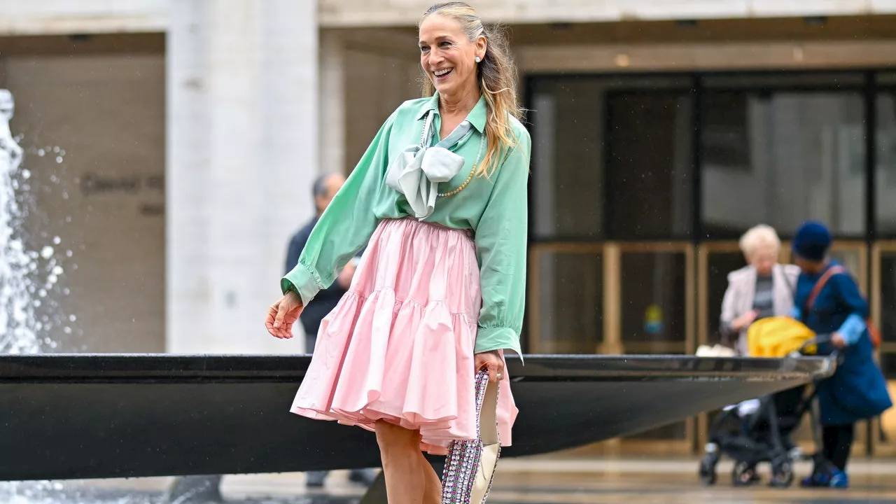 Carrie Bradshaw è tornata: il primo look di And Just Like That 3 ha la sua indiscussa firma di stile