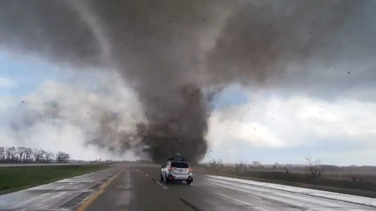 Al menos dos muertos por tornados en Estados Unidos y miles de personas se quedan sin electricidad