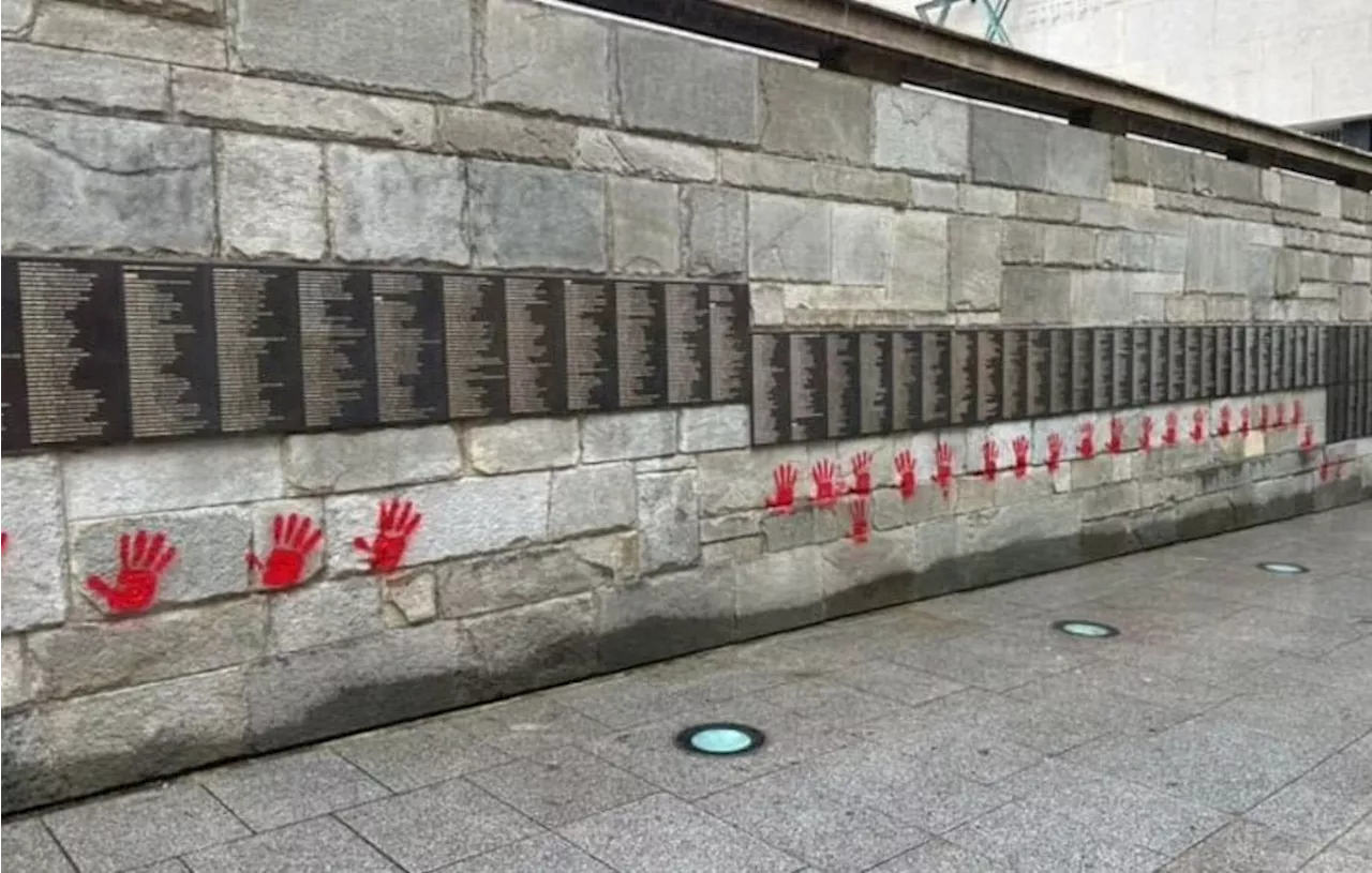 Guerre Israël-Hamas : Des « mains rouges » taguées sur le mémorial de la Shoah à Paris