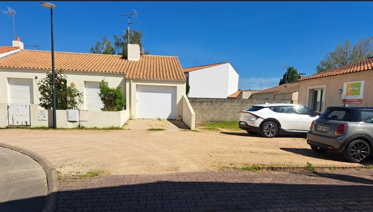 Alors que le plafond de cette maison en Vendée menaçait de s'effondrer, des occupants relogés