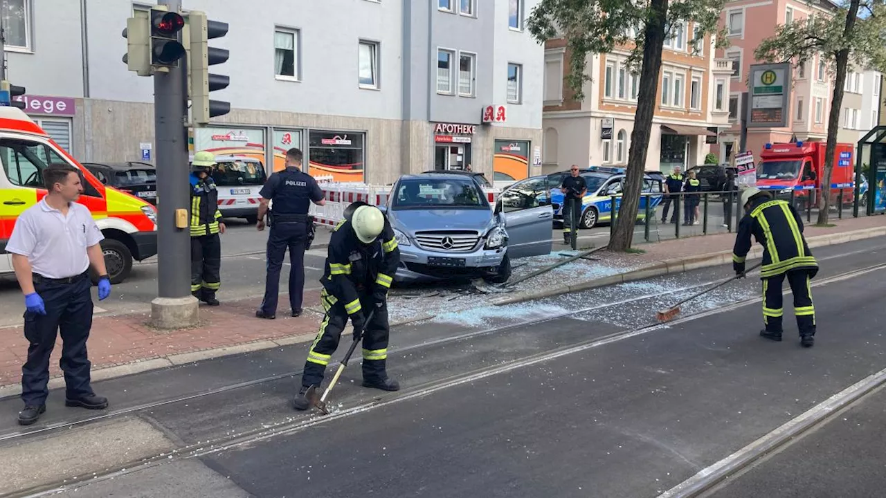 Unfall an Haltestelle: Seniorin wird leicht verletzt