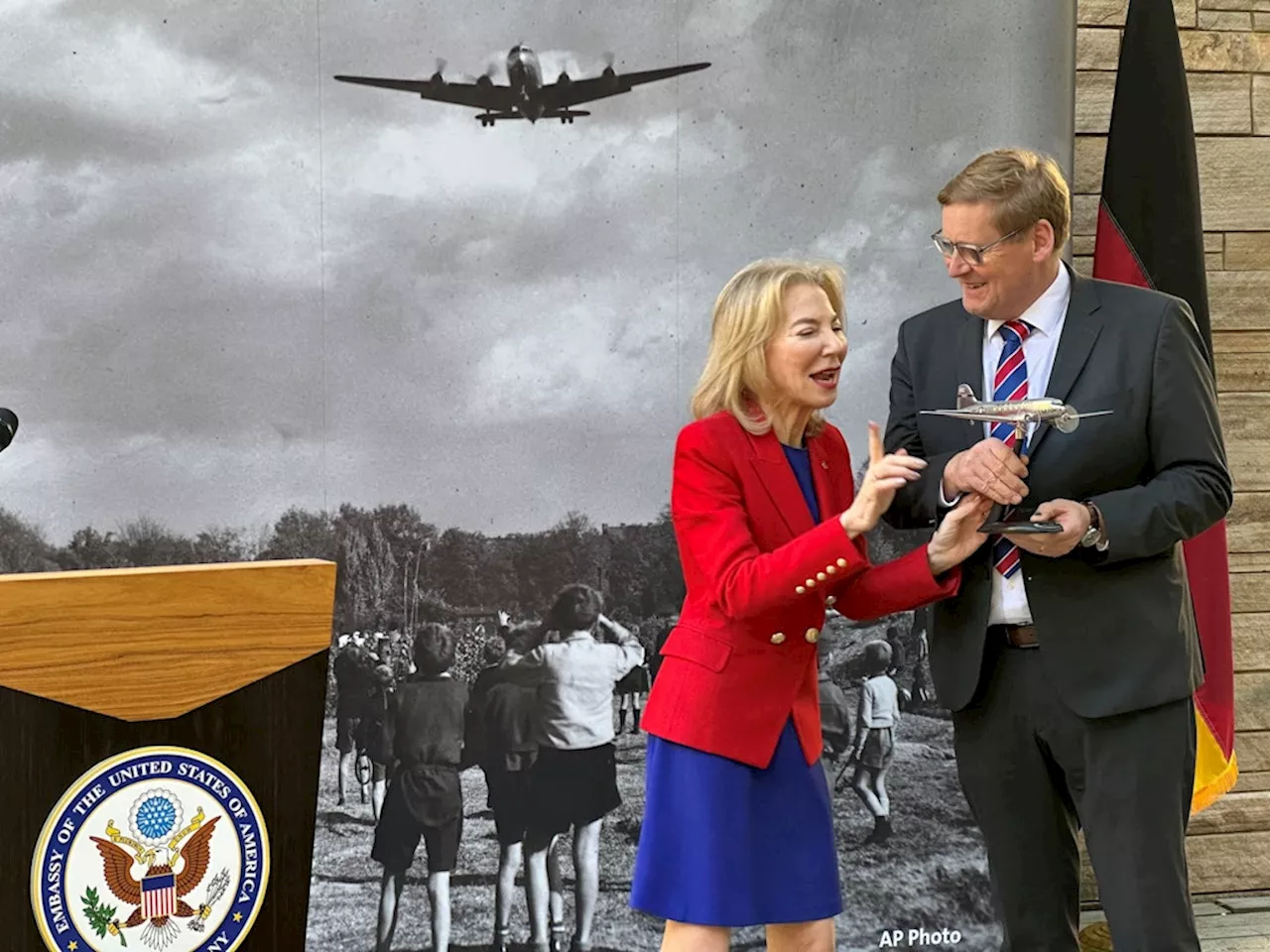 US-Botschafterin Amy Gutmann schenkt Deutschem Technikmuseum in Berlin ein Flugzeug