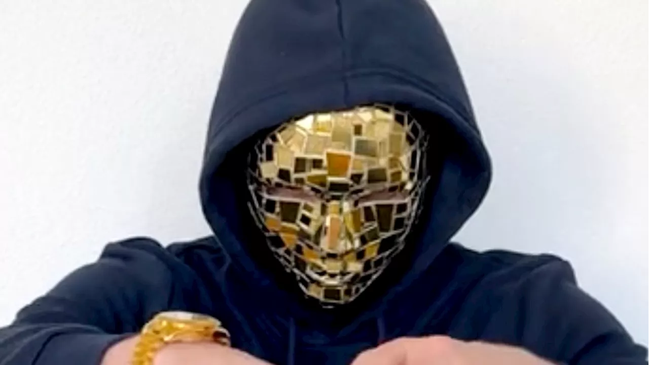 DIESER Influencer mit der Goldmaske ließ Geld vom Himmel regnen