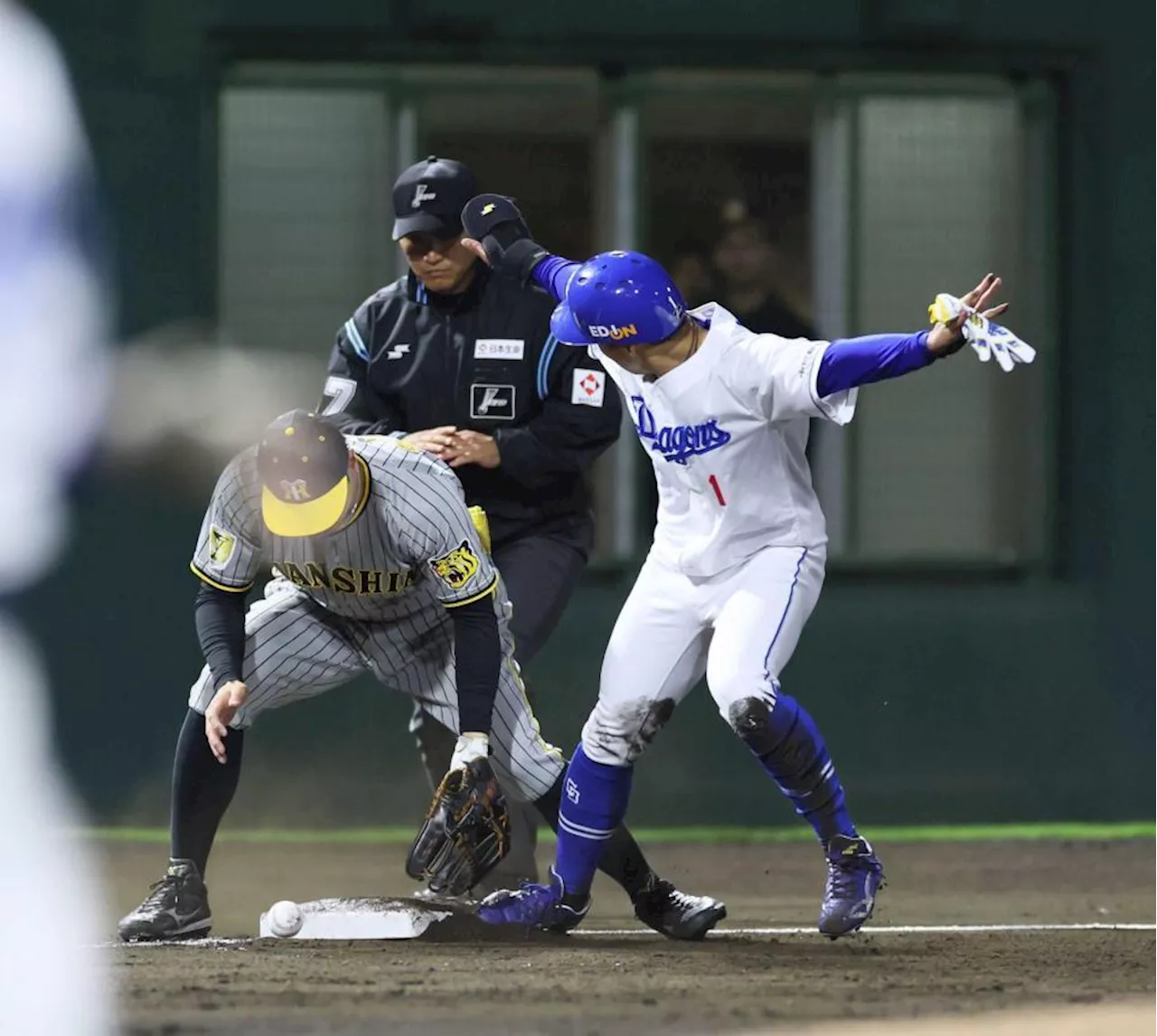 阪神 佐藤輝ポロリ首位陥落 八回痛恨エラー→激痛敗戦 岡田監督「あれで終わりよ。もうええ、ええ。それは」