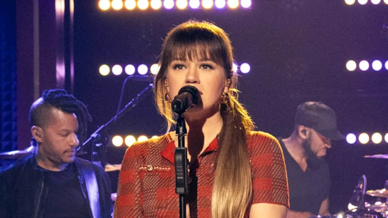 Kelly Clarkson shows off slimmer than ever figure after FINALLY admitting to using non-Ozempic...