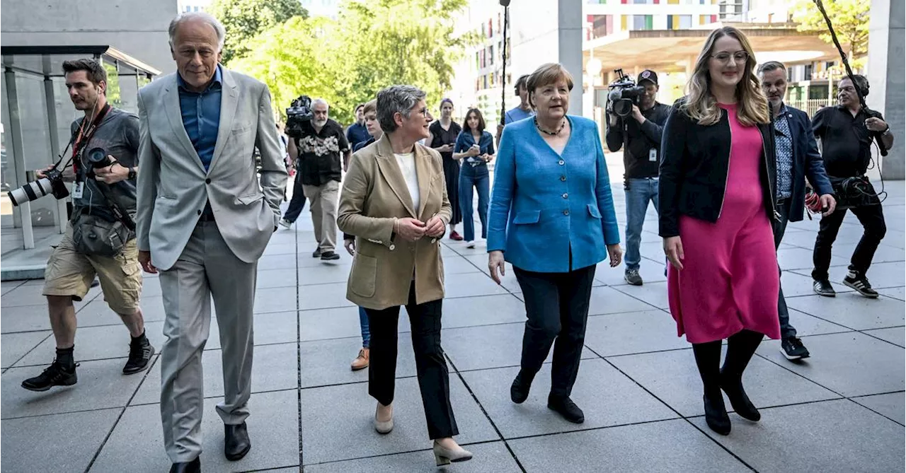 Einer von Merkels seltenen Auftritten - ausgerechnet auf einer Feier für einen Grünen