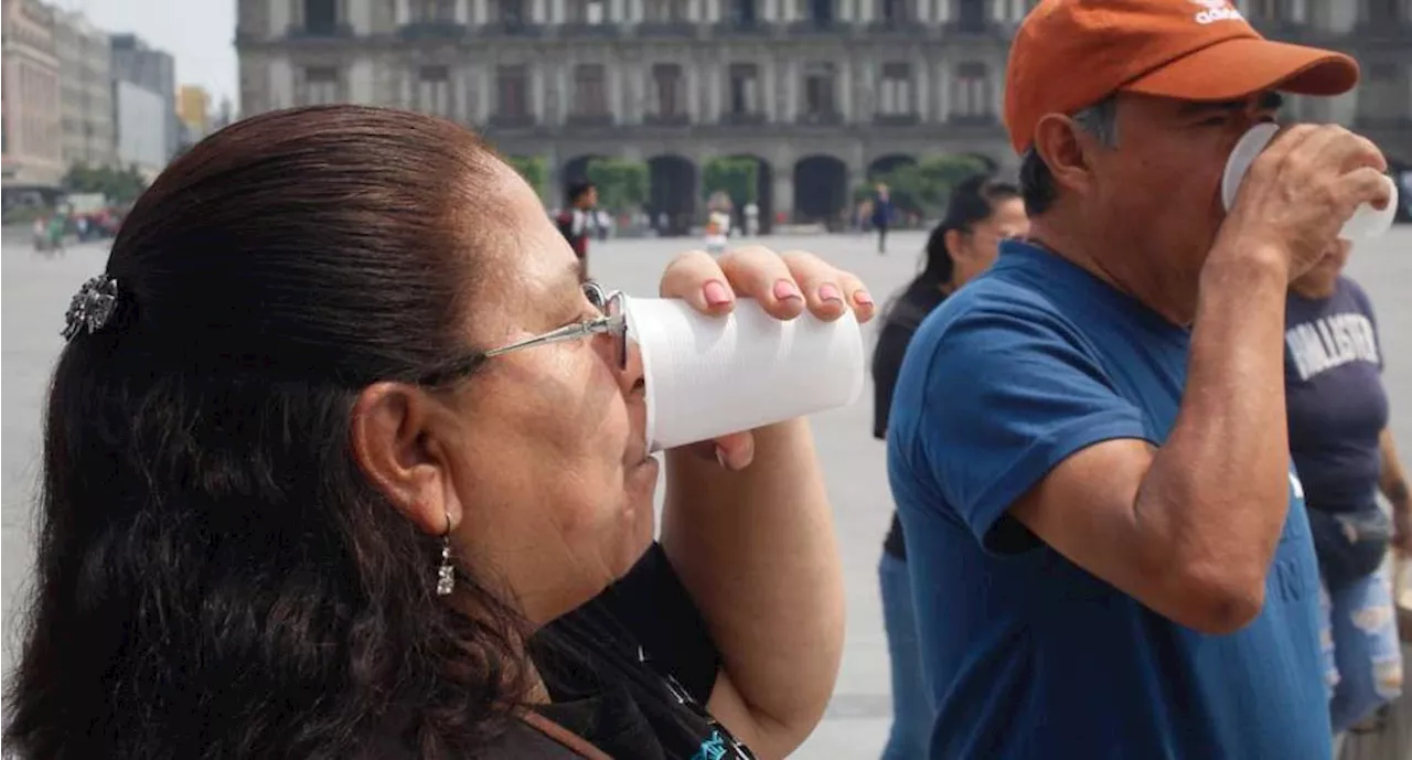 Ola de calor en CDMX: colocan dispensadores de agua en plancha del Zócalo