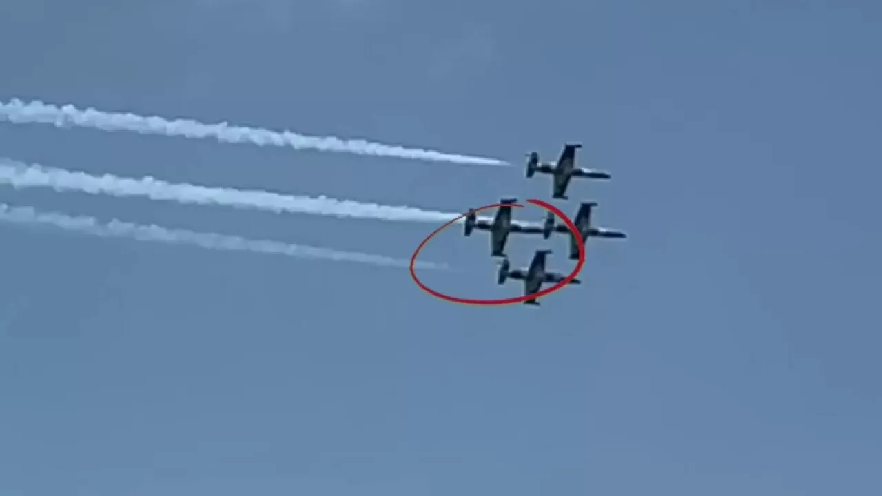 2 fighter jets clip wings during Fort Lauderdale Air Show in Florida