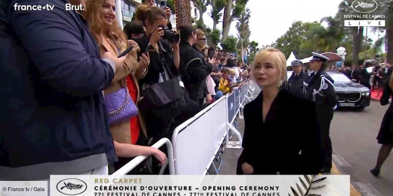 – Cannes 2024 : Emmanuelle Béart fabuleuse en manteau Saint Laurent pour la cérémonie d’ouverture