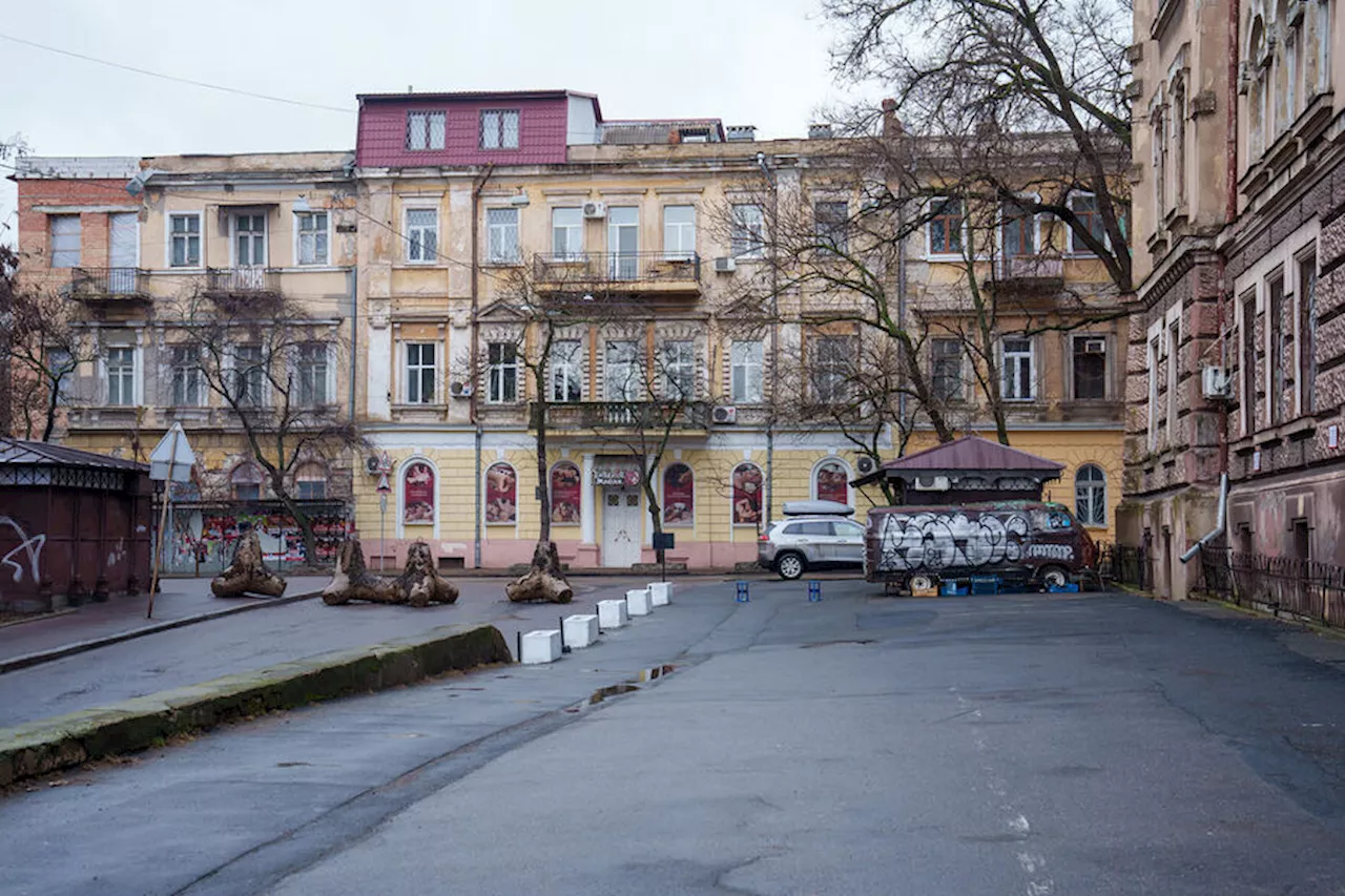 Одесситка заявила, что ее избил костылем сотрудник военкомата