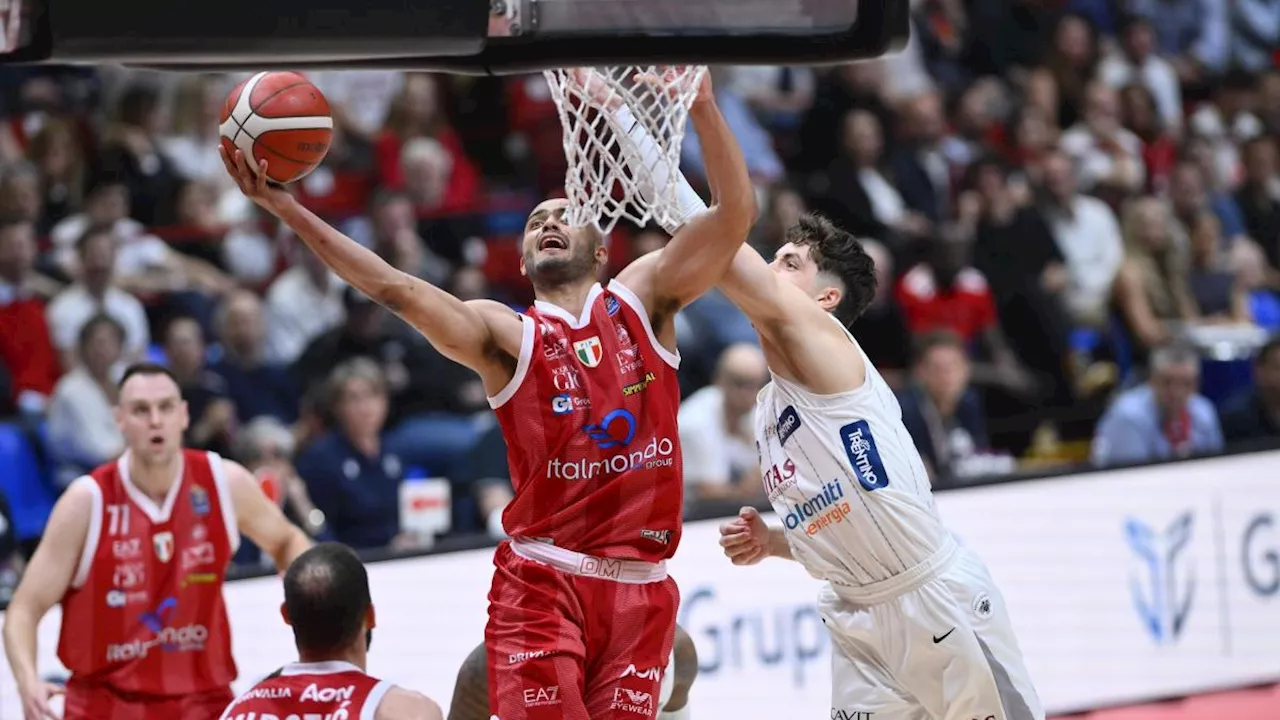 Shields dà spettacolo e Milano pareggia con Trento. Brescia domina ancora Pistoia: +22 e 2-0