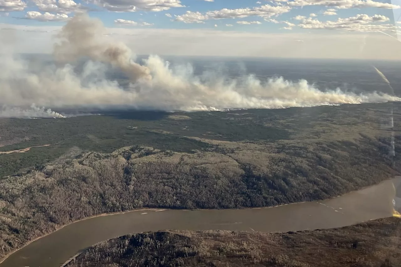 Wildfire near Fort McMurray, Alta., forces out hundreds