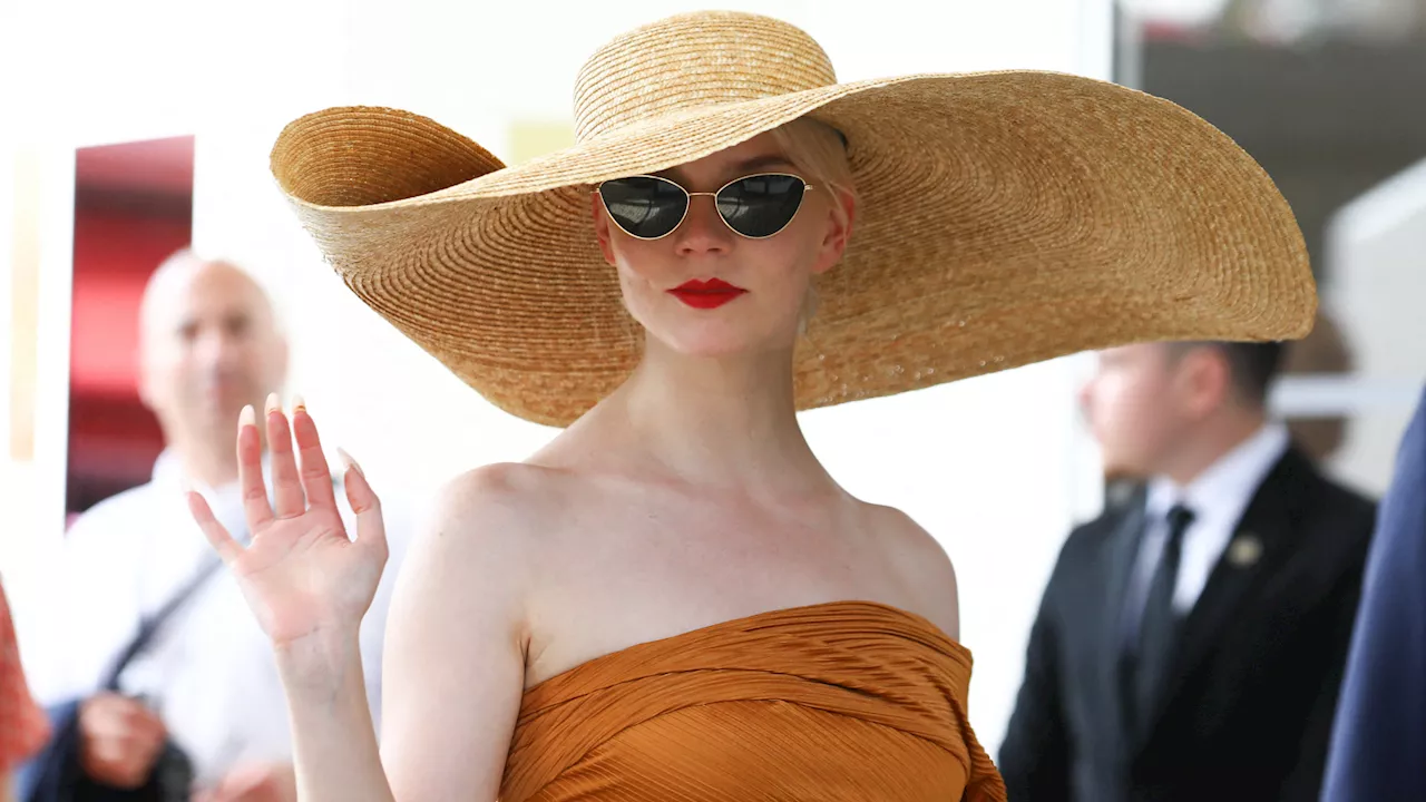 Anya Taylor-Joy dévoile son fessier à Cannes dans une robe Jacquemus transparente