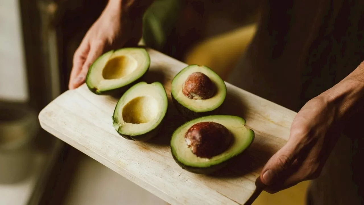 Aprende a realizar este poderoso fertilizante natural, sólo necesitas el hueso de un aguacate