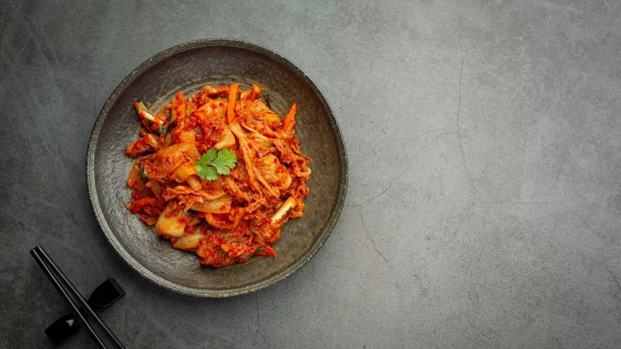 Por qué debes comer kimchi, el superalimento coreano que retrasa el envejecimiento, según la OMS