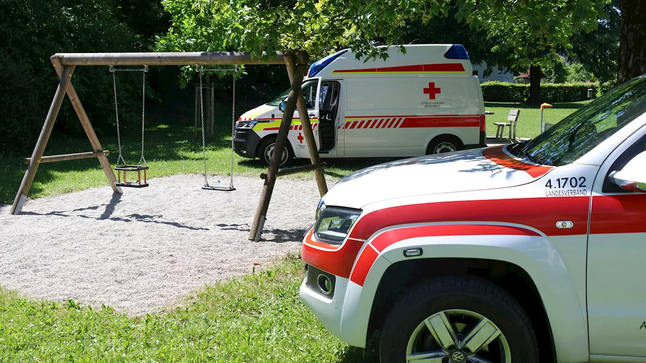 Erwachsener steckt in Schaukel – Feuerwehr rettet ihn