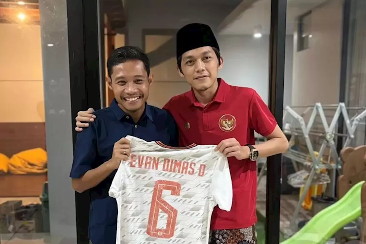 Evan Dimas Sowan ke Gus Iqdam dan Berikan Jerseynya, setelah Gagal Bawa PSIS ke Championship Series