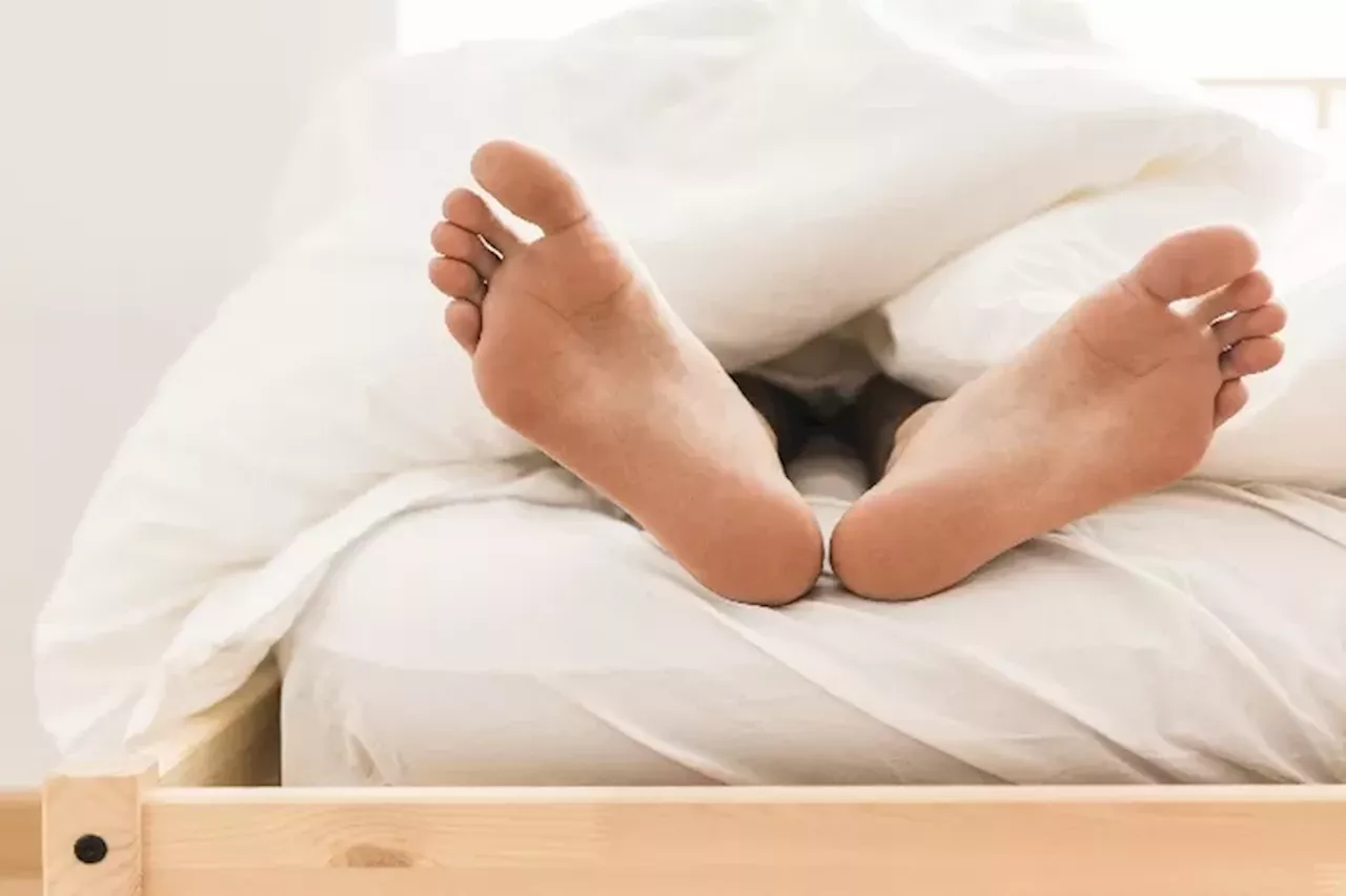 Jangan Sepelekan Kaki Kram saat Tidur! Ketahui 6 Penyebab dan Cara Mengatasinya