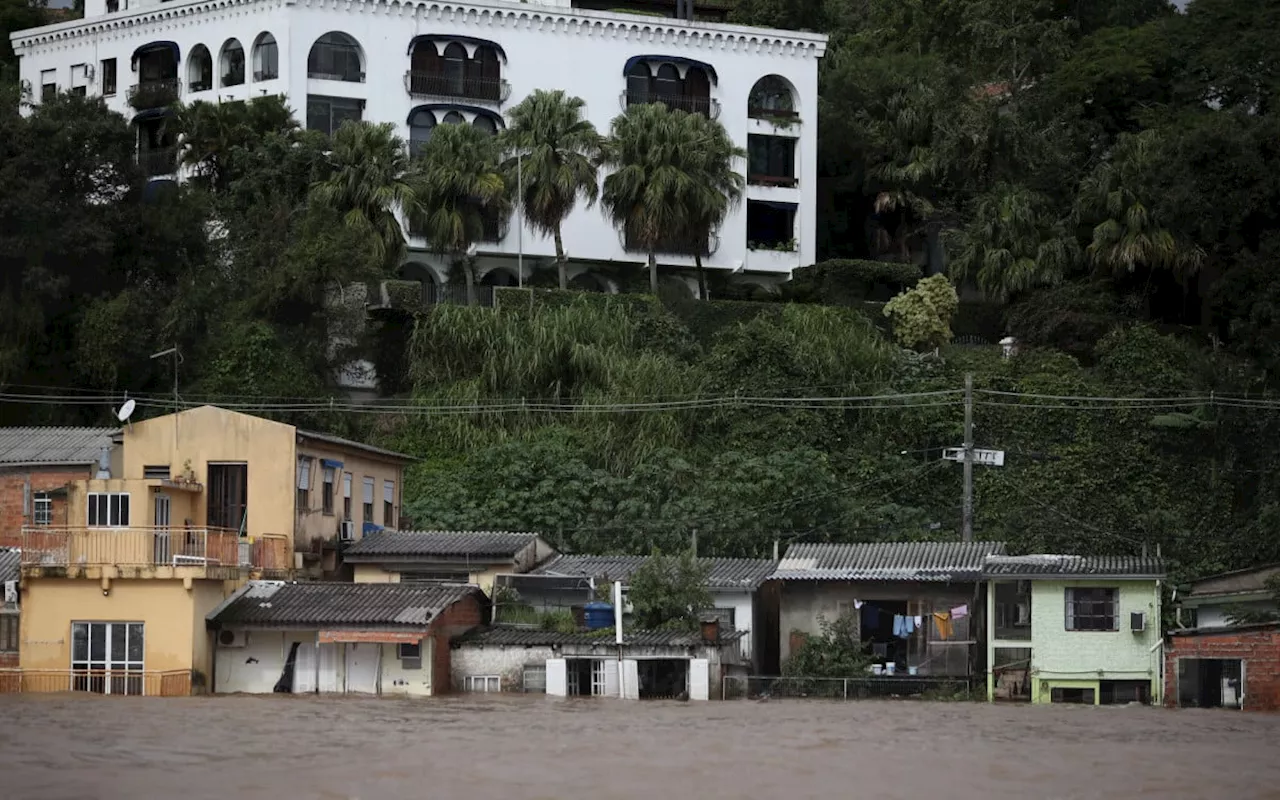 Após novas chuvas, Guaíba volta a subir e força evacuação