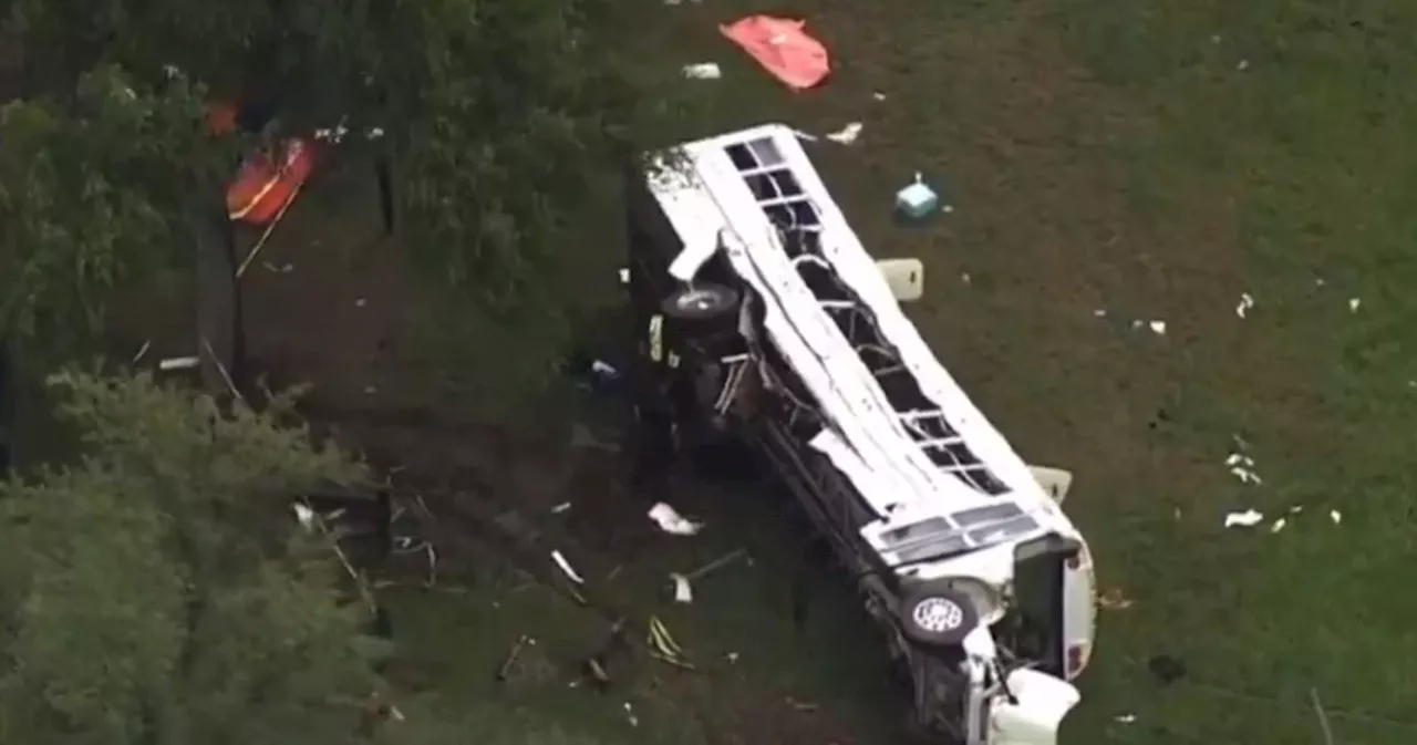 Oito pessoas morrem e 40 ficam feridas em grave acidente de ônibus na Flórida, EUA