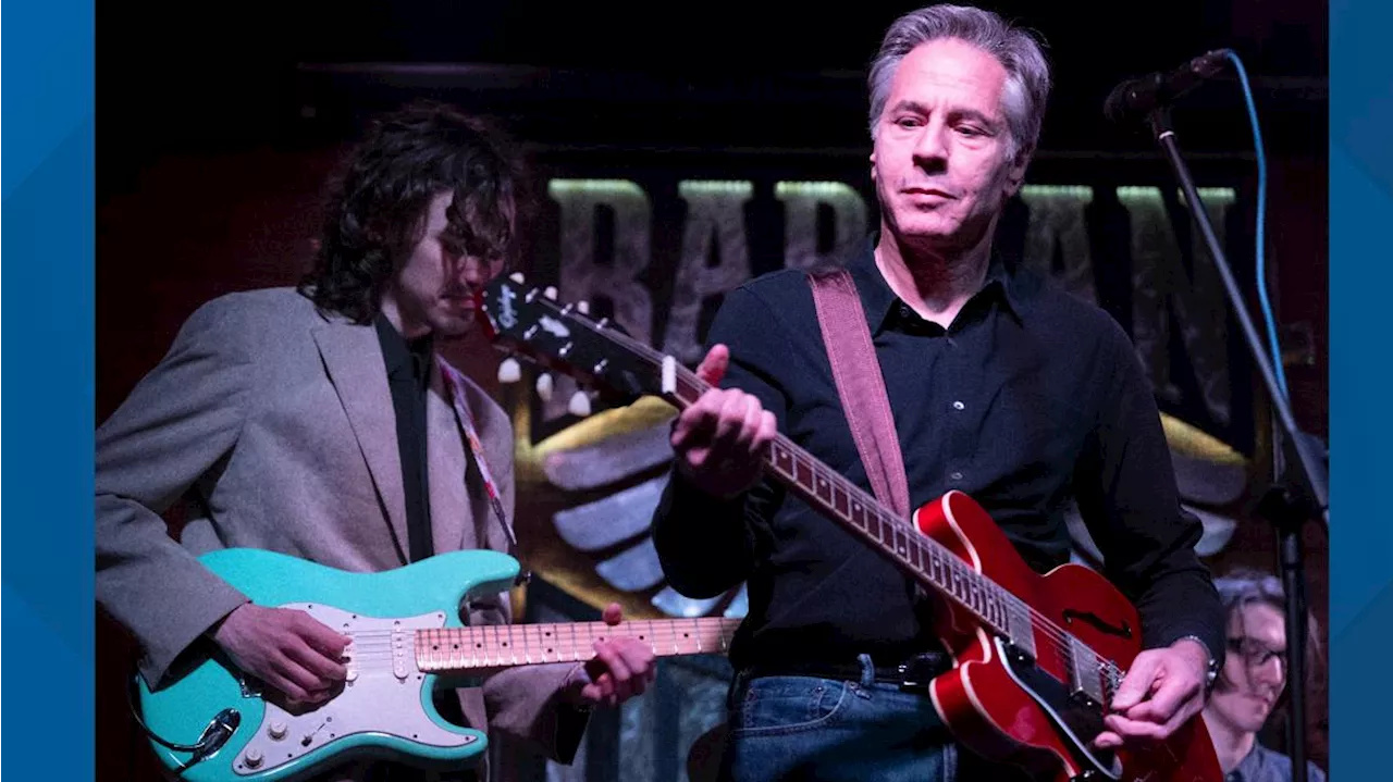 Blinken plays 'Rockin in the Free World' in Kyiv bar