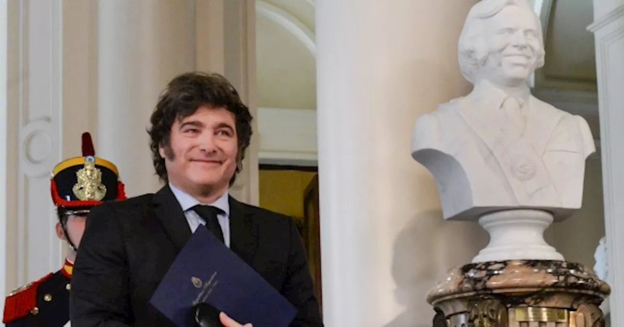 Milei lagrimeó en el homenaje a Menem y se comparó con Sarmiento: 'también le decían loco'