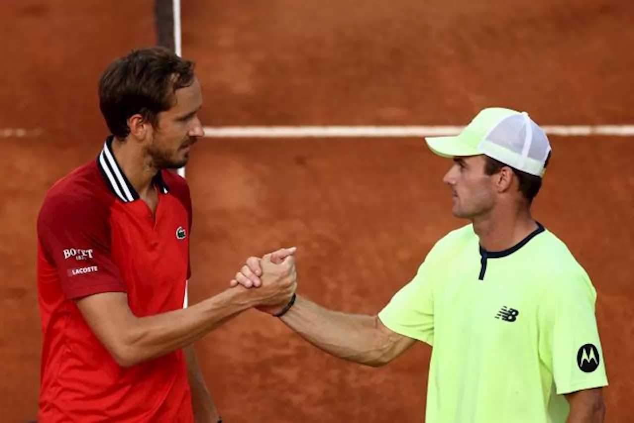 Le tenant du titre Daniil Medvedev surclassé par Tommy Paul en huitièmes de finale à Rome