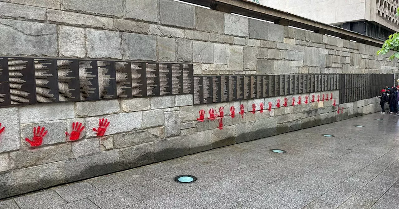 A Paris, le Mur des Justes du Mémorial de la Shoah vandalisé