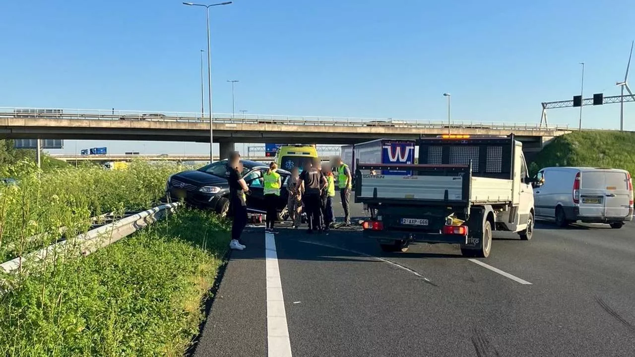 112-nieuws: ongevallen op snelwegen A16 en A50 • vrachtwagencombi schaart