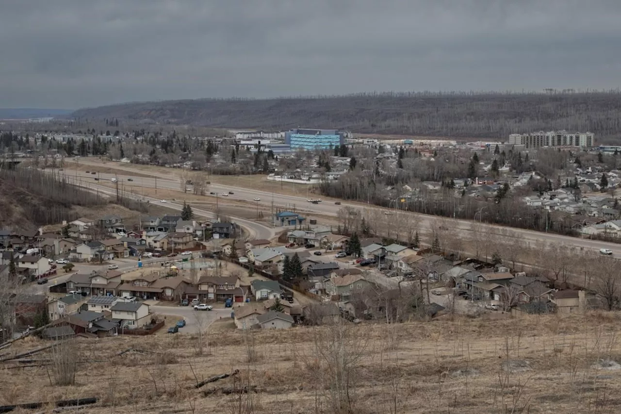 Fort McMurray, Alta., wildfire forces out hundreds of residents in 4 neighbourhoods