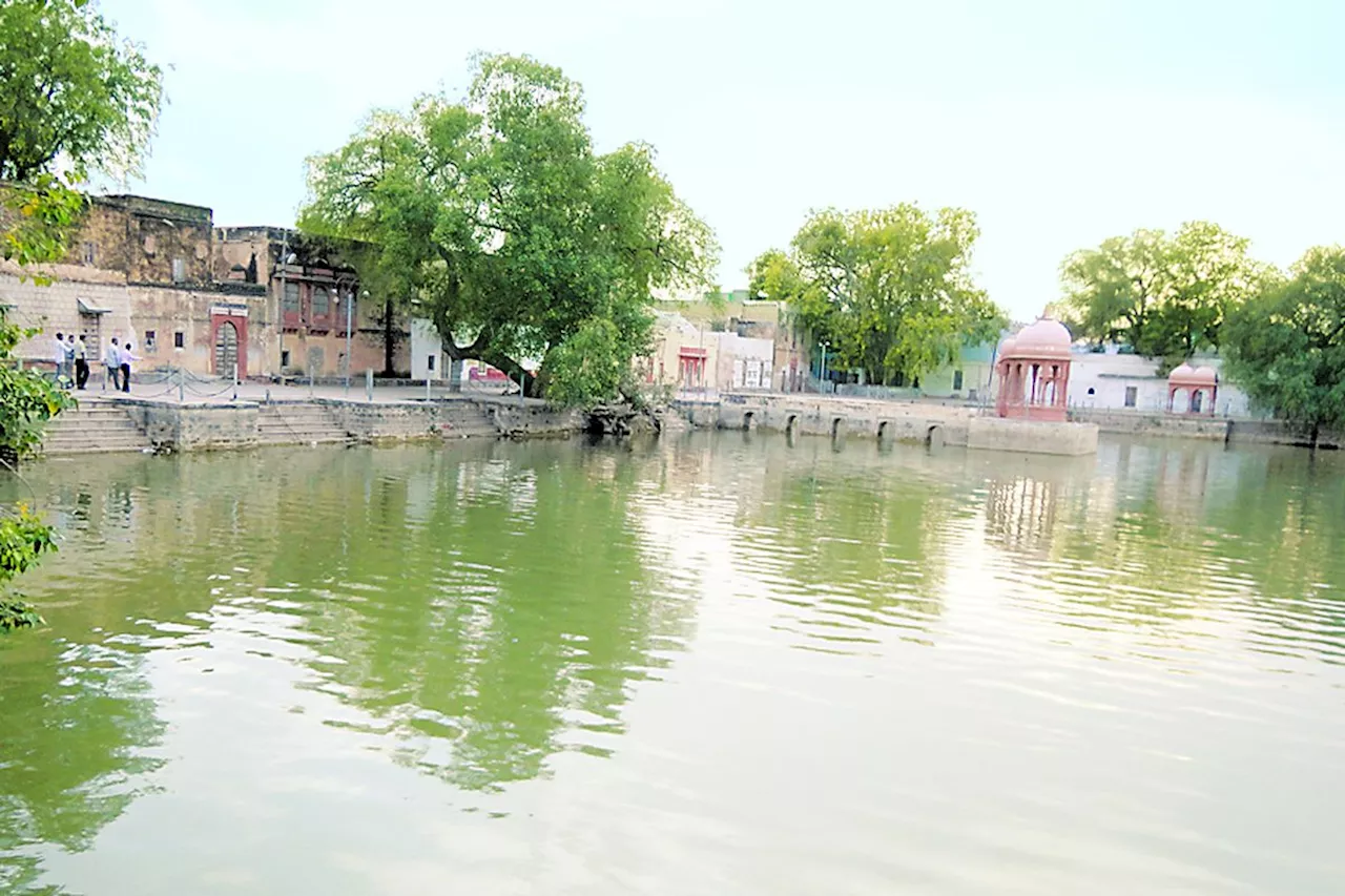 बुजुर्ग ने कपिल सरोवर में छलांग लगाई, एक बार गोताखोरों ने बचाया, दूसरी बार डूबा