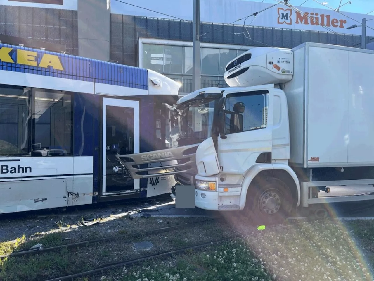 Fünf Verletzte nach Kollision von Lastwagen mit Limmattalbahn in Spreitenbach AG