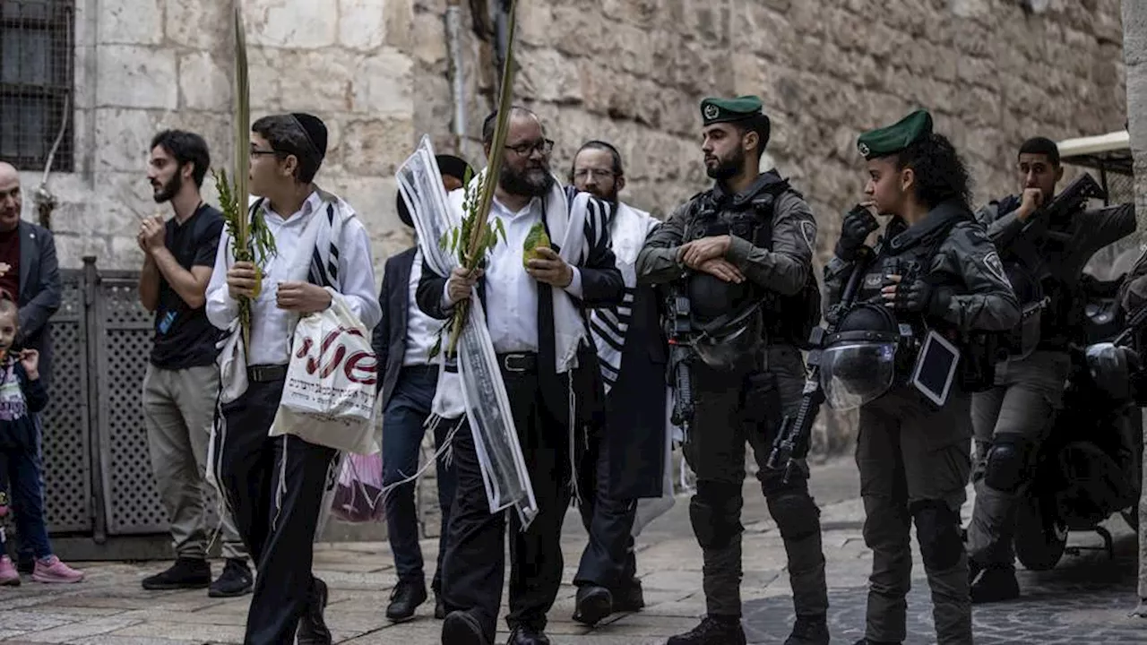 Israeli settler storms Al Aqsa Mosque while waving Israeli flag