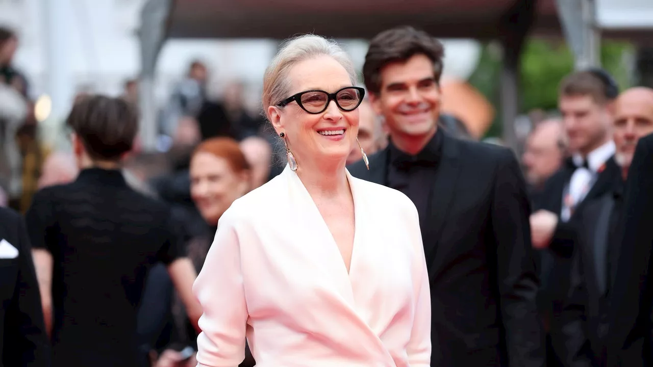 Meryl Streep al Festival di Cannes 2024: il look Divino in abito di seta drappeggiato