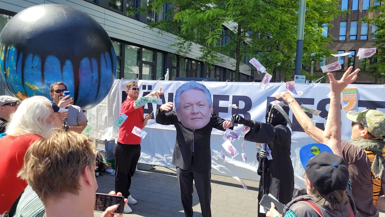 Rekordzahlen bei Rheinmetall - Protest vor Düsseldorfer Zentrale