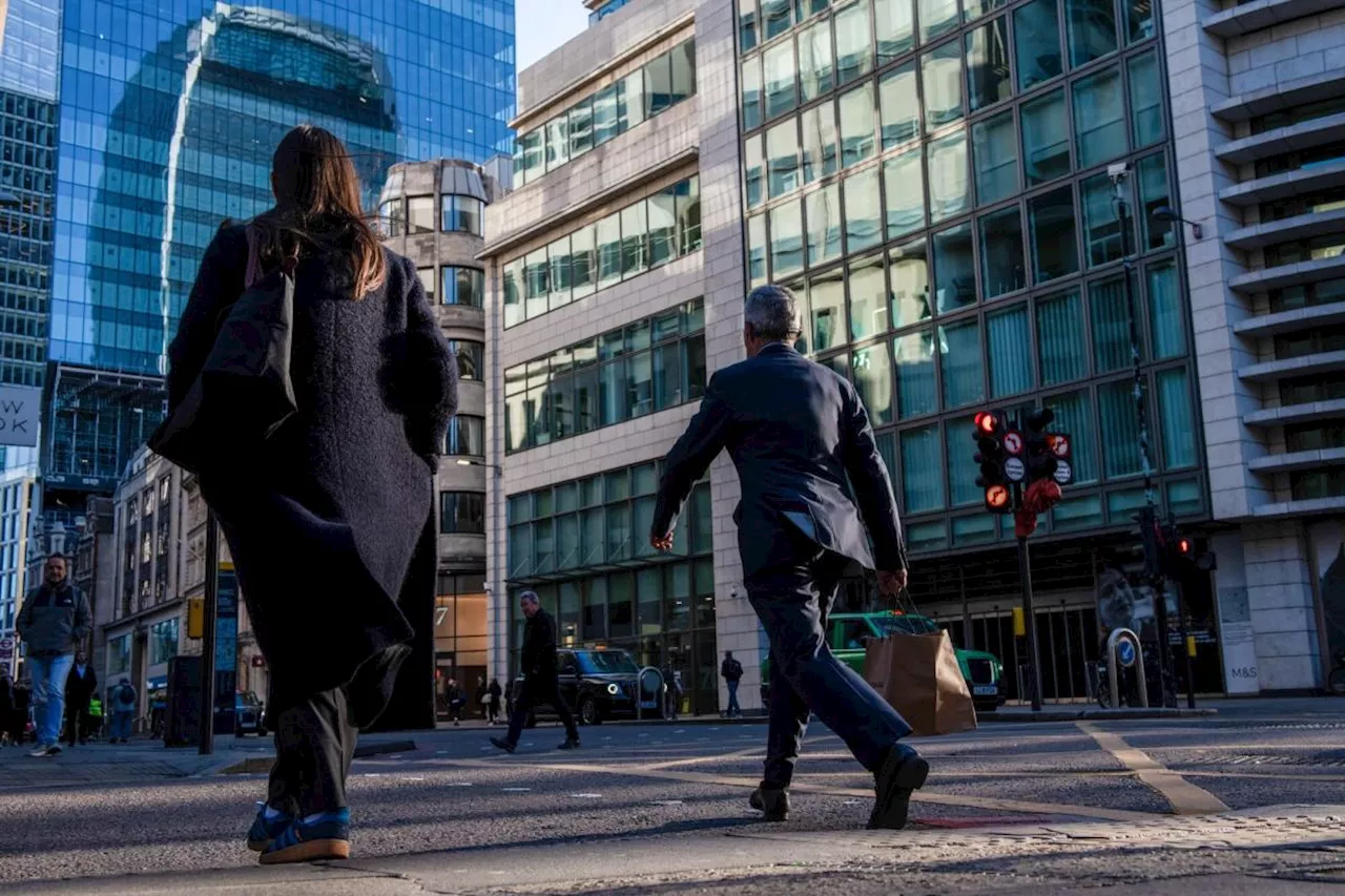 UK Jobs Market Continues to Cool, Keeping BOE on Track for Cuts